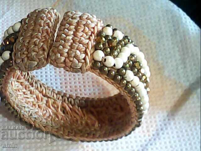 Доставка на красиви гривни от маниста