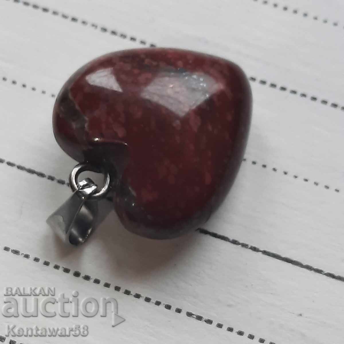 Висулка "сърце" от полускъпоценен камък.