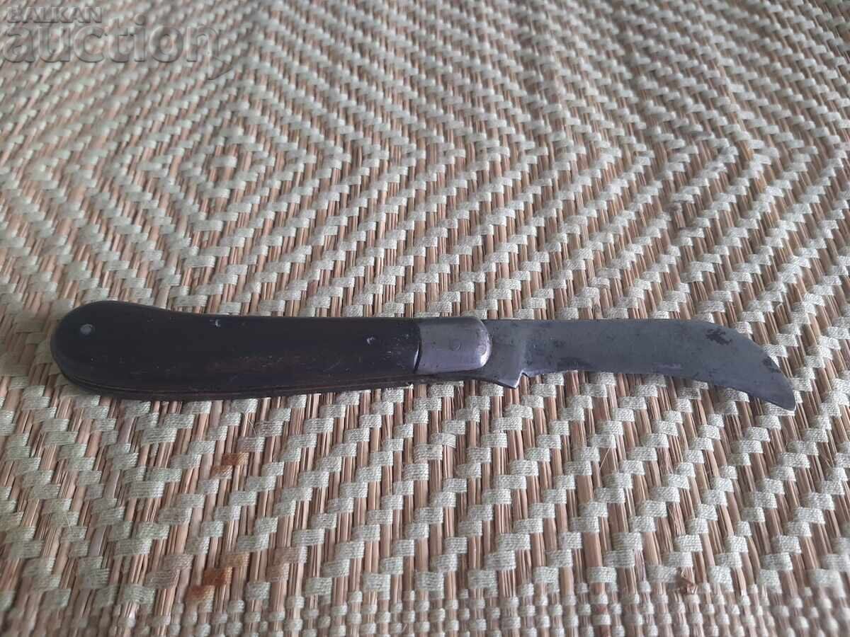 Delivery of Retro folding knife with marking 555