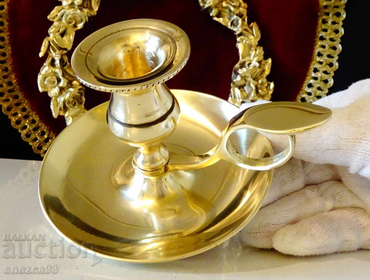 Викториански бронзов свещник с дръжка. с цена € 13.80 | 26.99 лв. Викториански бронзов свещник с дръжка. с цена € 13.80 | 26.99 лв.