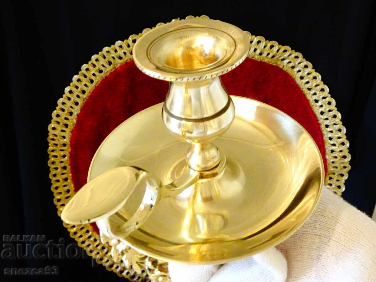 Аукцион Викториански бронзов свещник с дръжка. Аукцион Викториански бронзов свещник с дръжка.