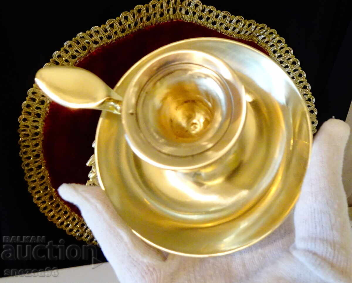 Доставка на Викториански бронзов свещник с дръжка. Доставка на Викториански бронзов свещник с дръжка.