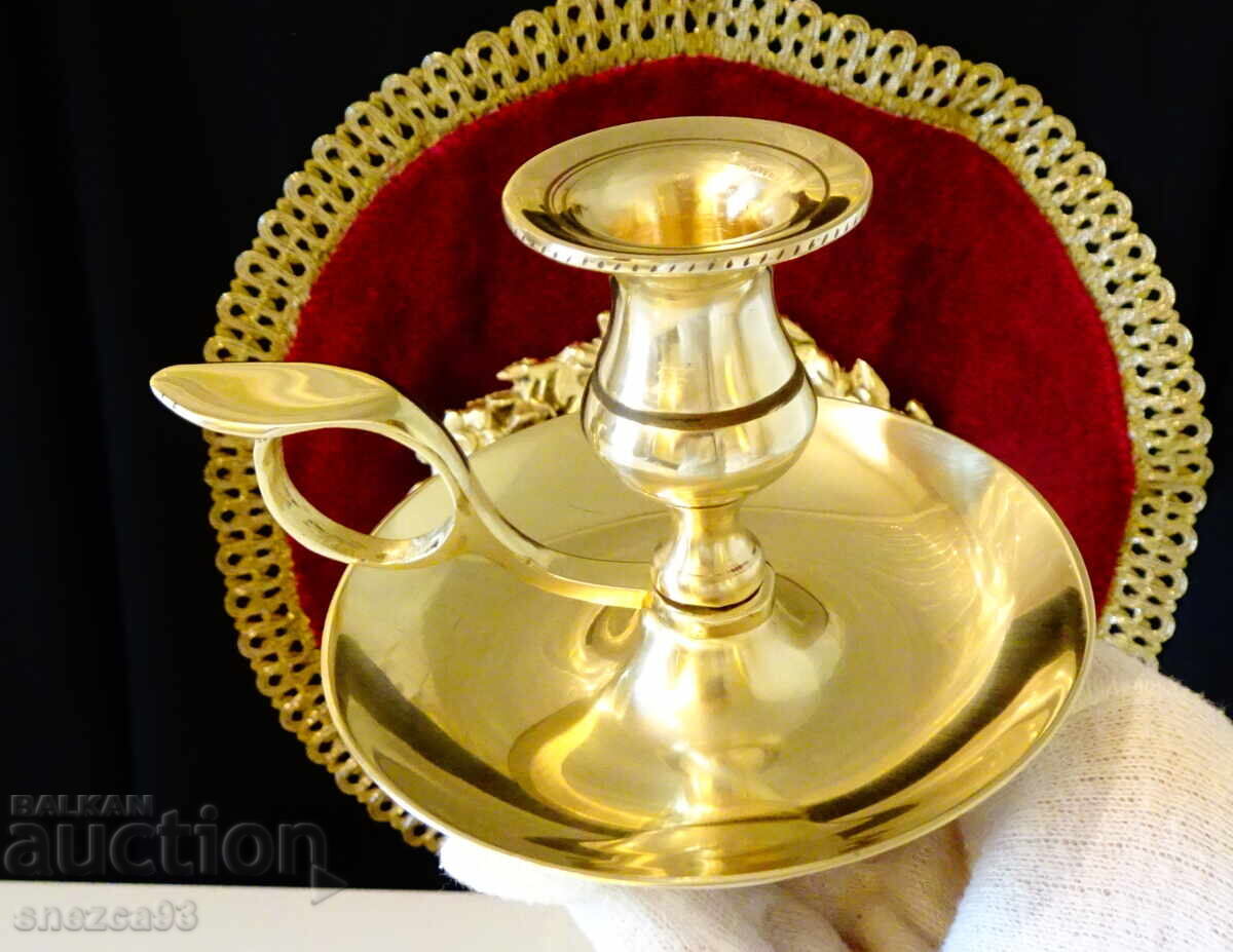 Викториански бронзов свещник с дръжка. Викториански бронзов свещник с дръжка.