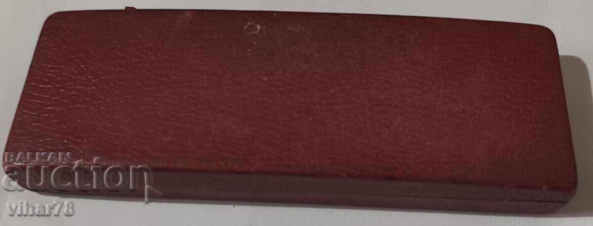 Химикалка в кутия с цена € 23.51 | 45.98 лв. Химикалка в кутия с цена € 23.51 | 45.98 лв.