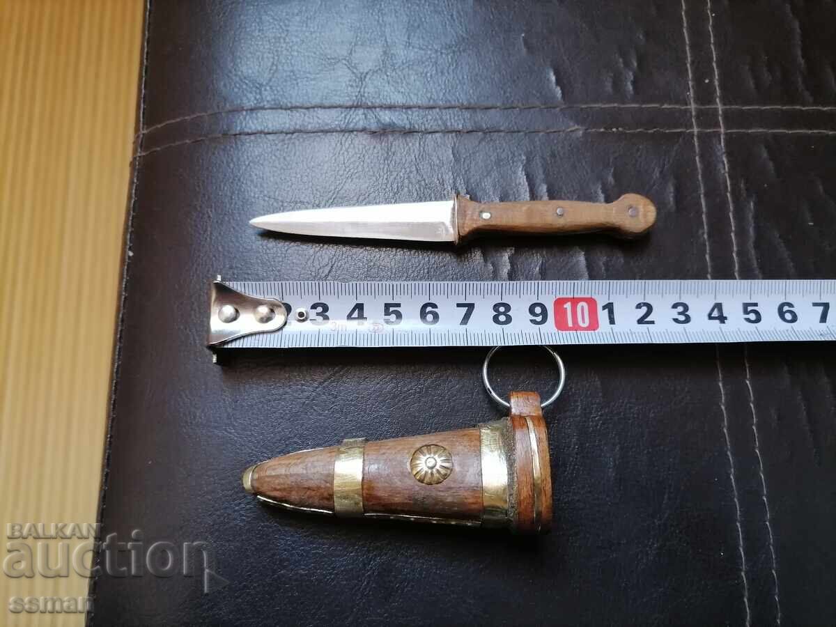 Аукцион стара малка кама с дървена кания Аукцион стара малка кама с дървена кания