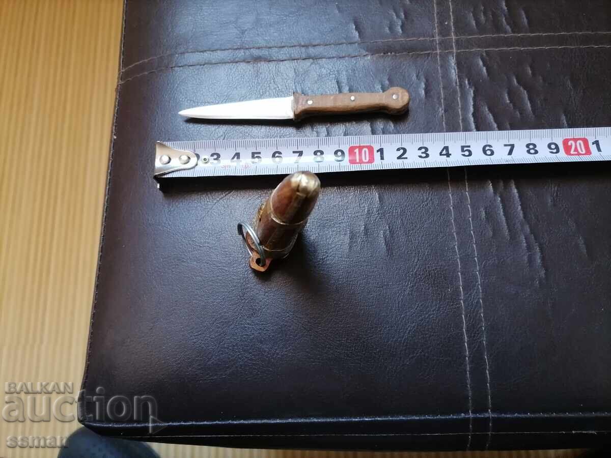 Доставка на стара малка кама с дървена кания Доставка на стара малка кама с дървена кания