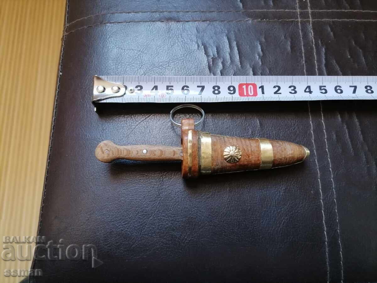 стара малка кама с дървена кания стара малка кама с дървена кания