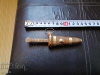 стара малка кама с дървена кания