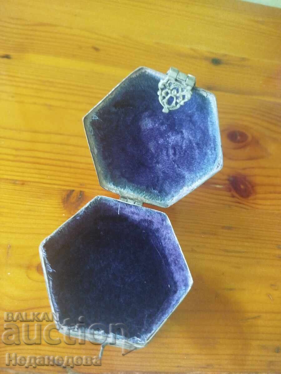 Аукцион Кутия , стара , с пиле , кована Аукцион Кутия , стара , с пиле , кована