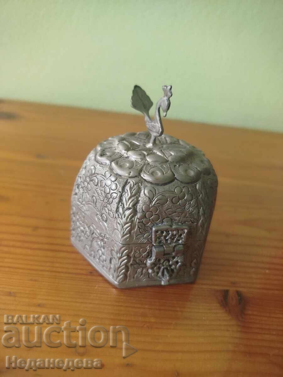 Доставка на Кутия , стара , с пиле , кована Доставка на Кутия , стара , с пиле , кована