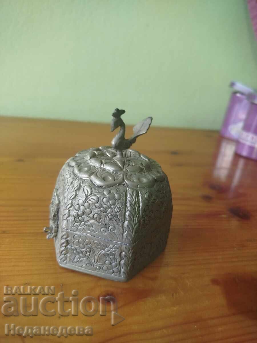 Кутия , стара , с пиле , кована - 6 Кутия , стара , с пиле , кована - 6