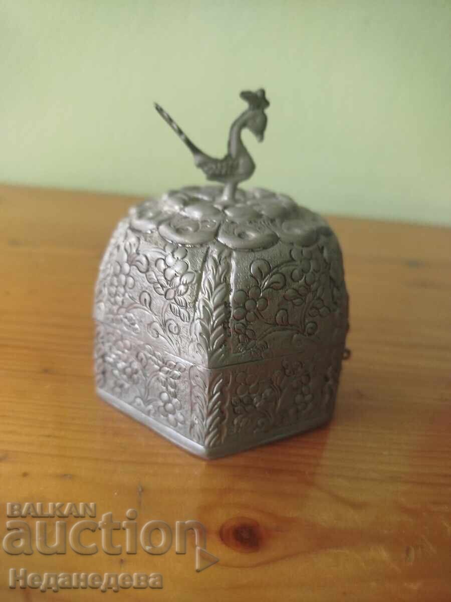 Кутия , стара , с пиле , кована Кутия , стара , с пиле , кована