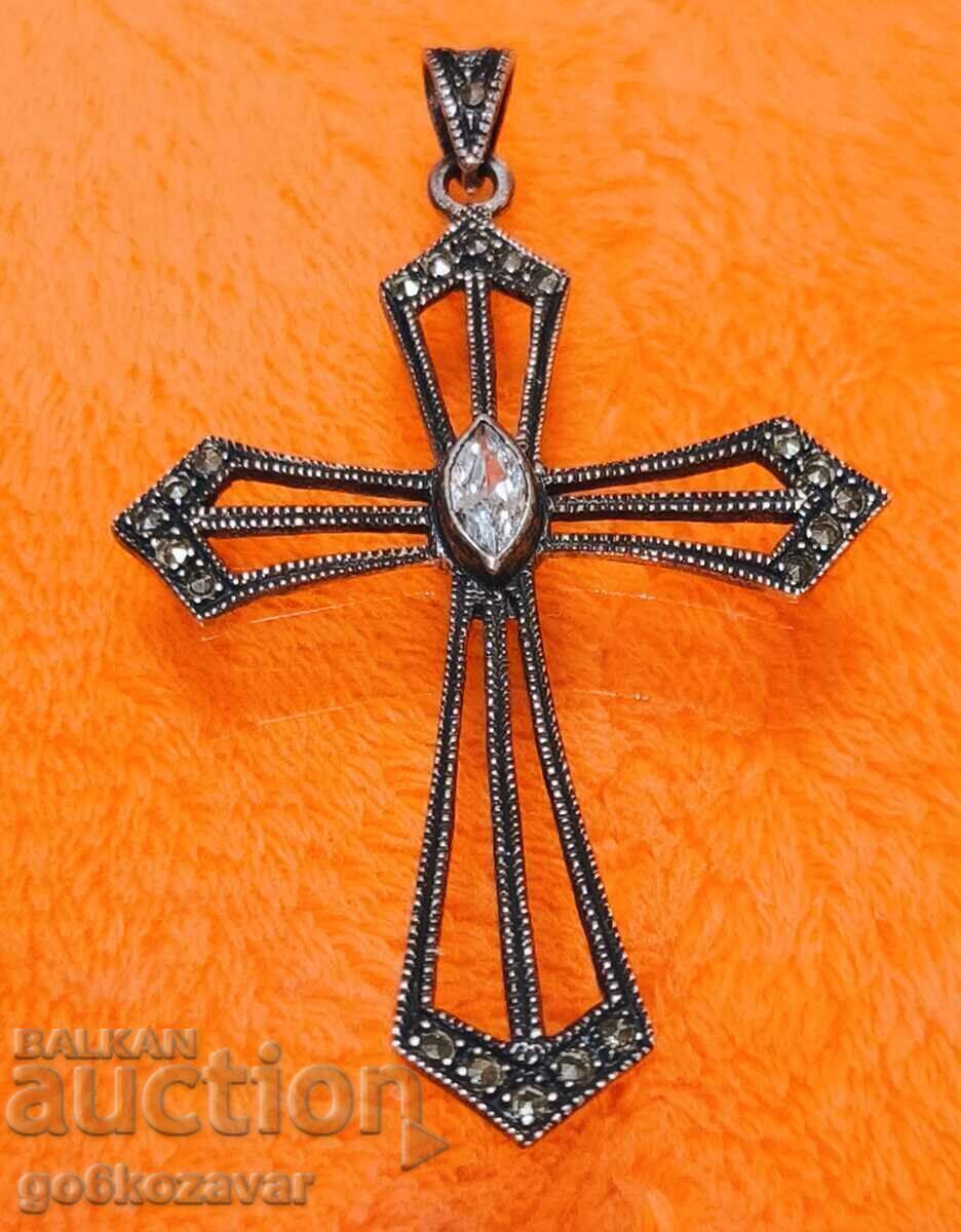 Κομψός ασημένιος σταυρός με μαρκαζίτες - κλασικό και συμβολικό!