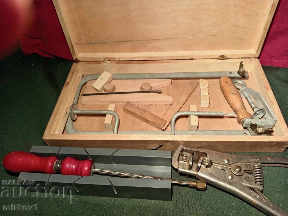 Un set de instrumente cu preț € 15.34 | 30.00 BGN Un set de instrumente cu preț € 15.34 | 30.00 BGN