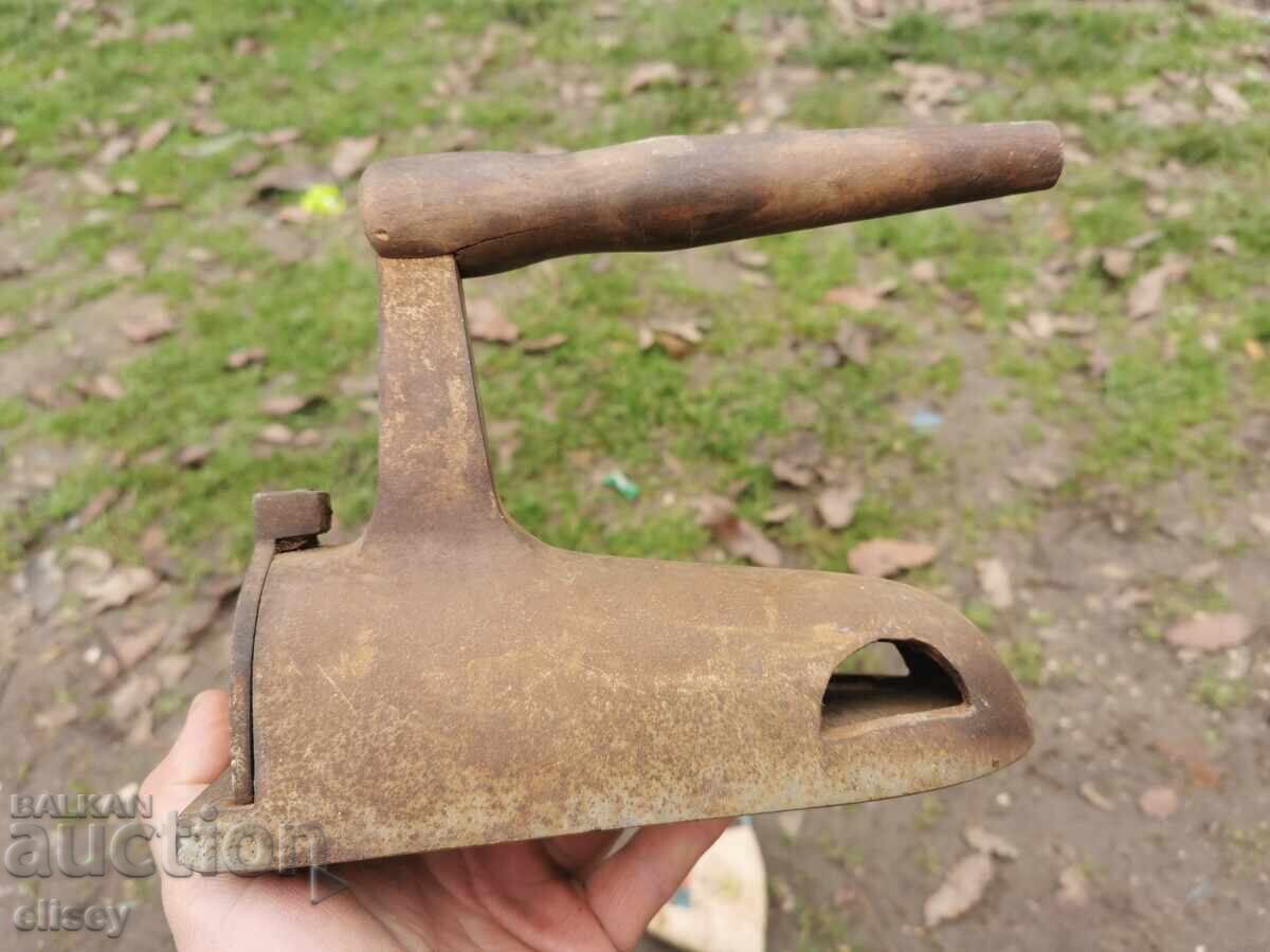 Fier de călcat vechi german pe jar cu preț € 28.12 | 55.00 BGN