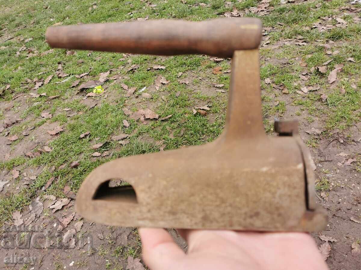 Fier de călcat vechi german pe jar