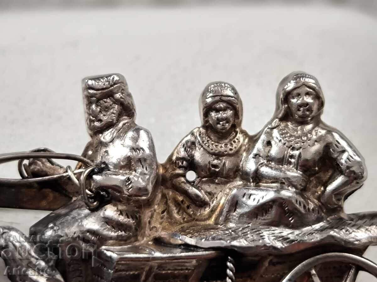 Доставка на Изящна брошка, изработена от сребро 835 проба