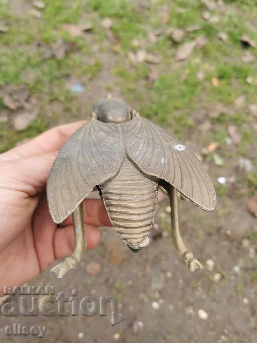 Realizare manuală, scrumieră mare din bronz, model muscă cu preț € 46.02 | 90.01 BGN