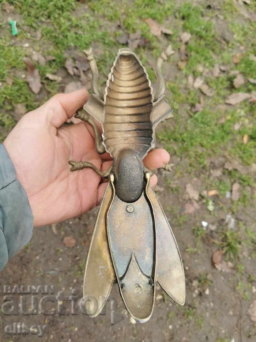 Licitație Realizare manuală, scrumieră mare din bronz, model muscă