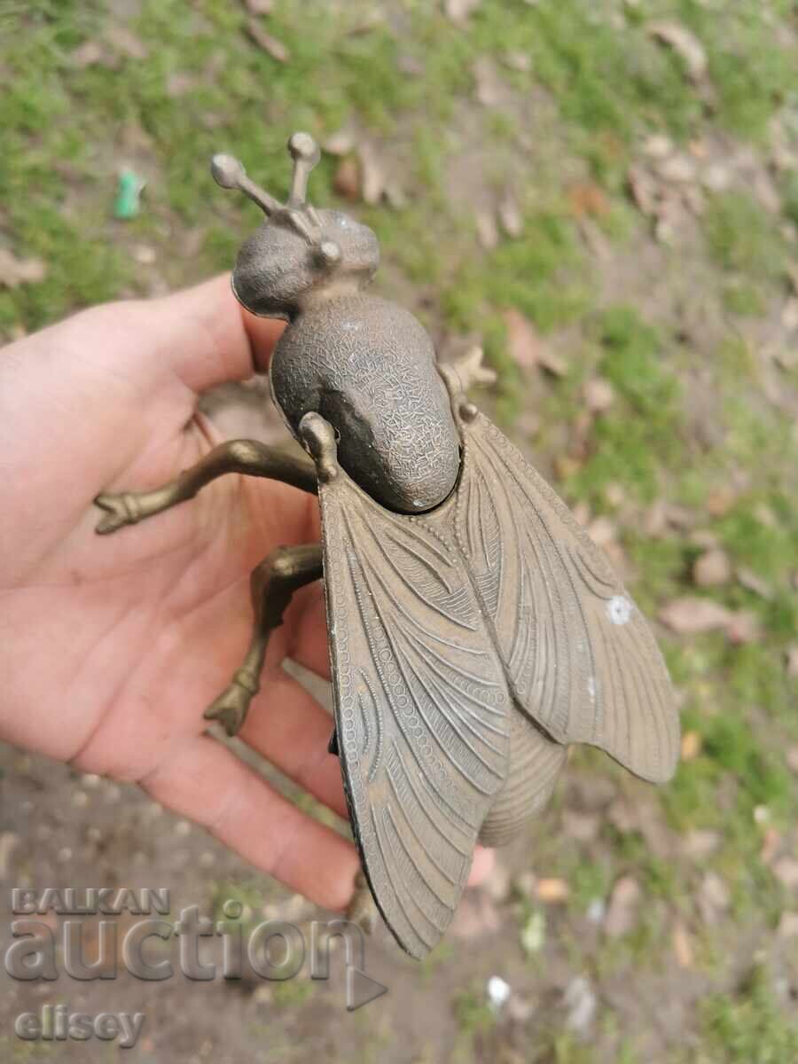 Realizare manuală, scrumieră mare din bronz, model muscă