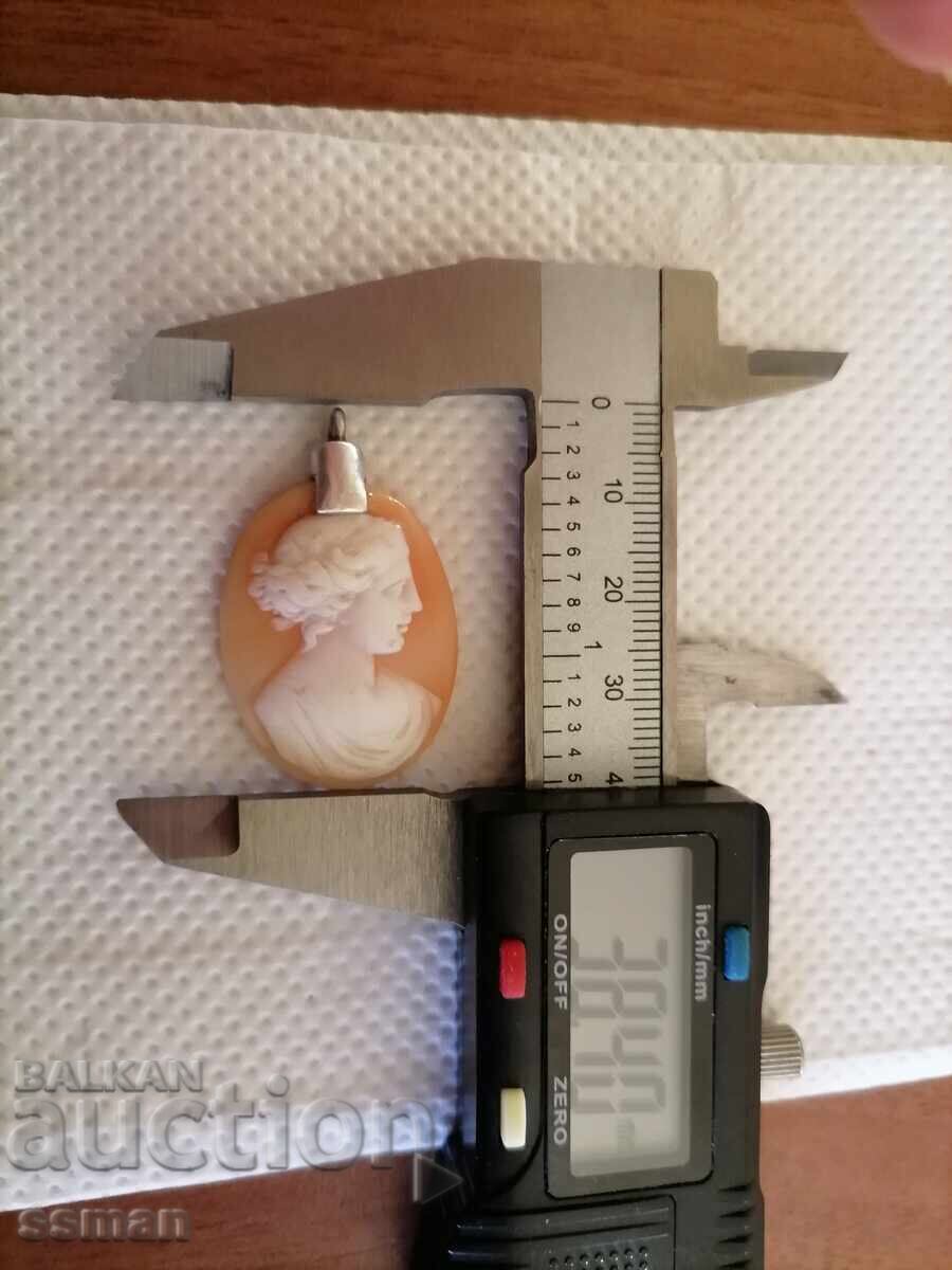 Delivery of Old cameo cameos from a conch shell, one is on a silver carrier