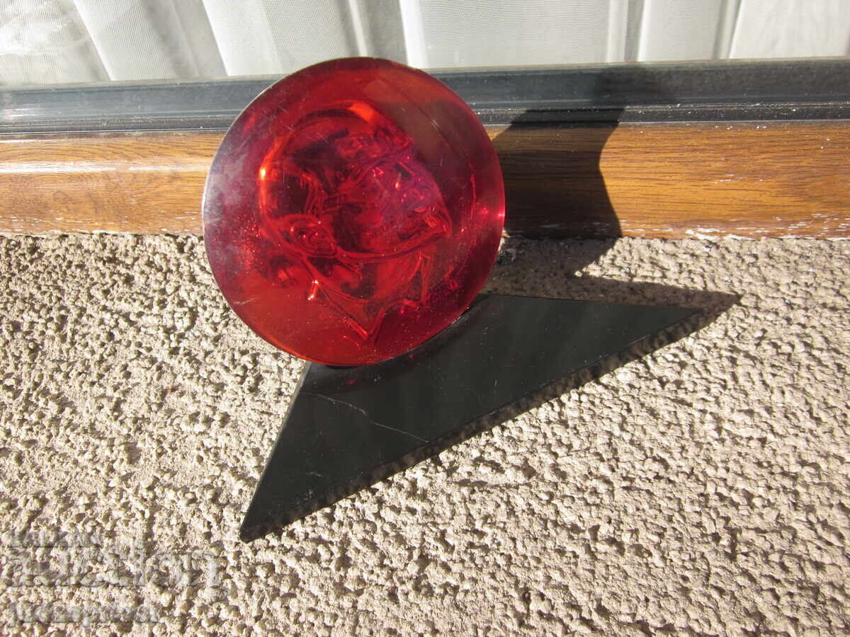 Basorelief de birou rusesc sovietic din bachelită cu bustul lui Lenin cu preț € 16.00 | 31.29 BGN