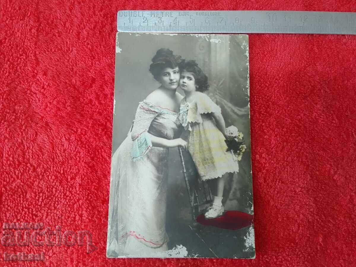 Стара картичка  Майка с дете дъщеря