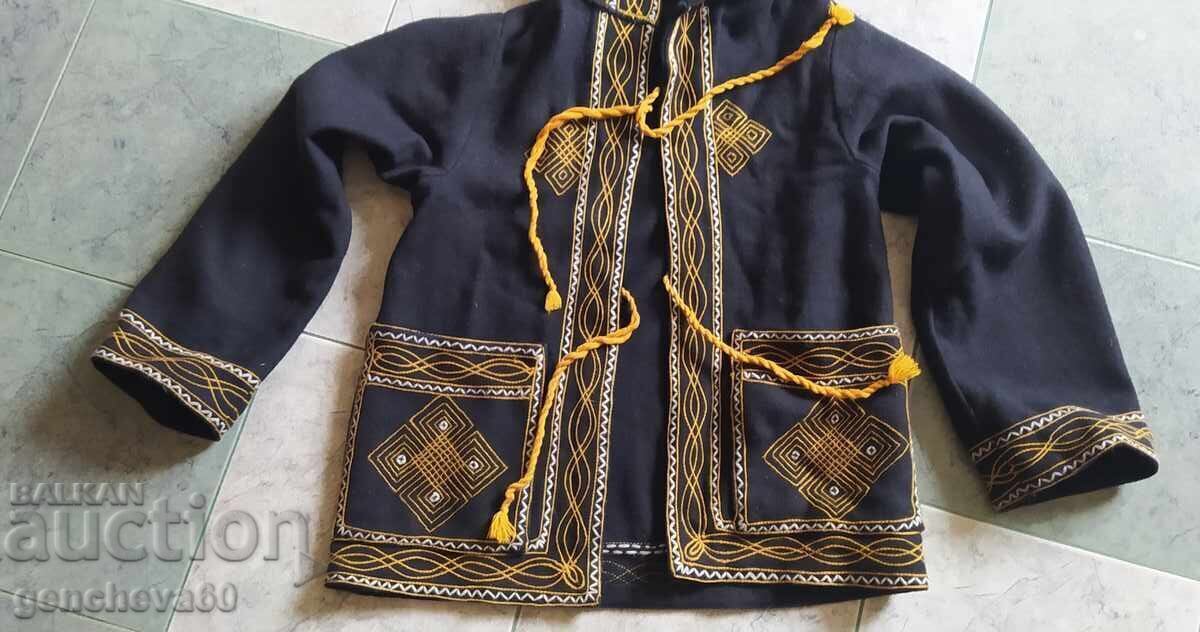 Anteriu vintage din lână cu glugă, broderie cu preț € 50.00 | 97.79 BGN