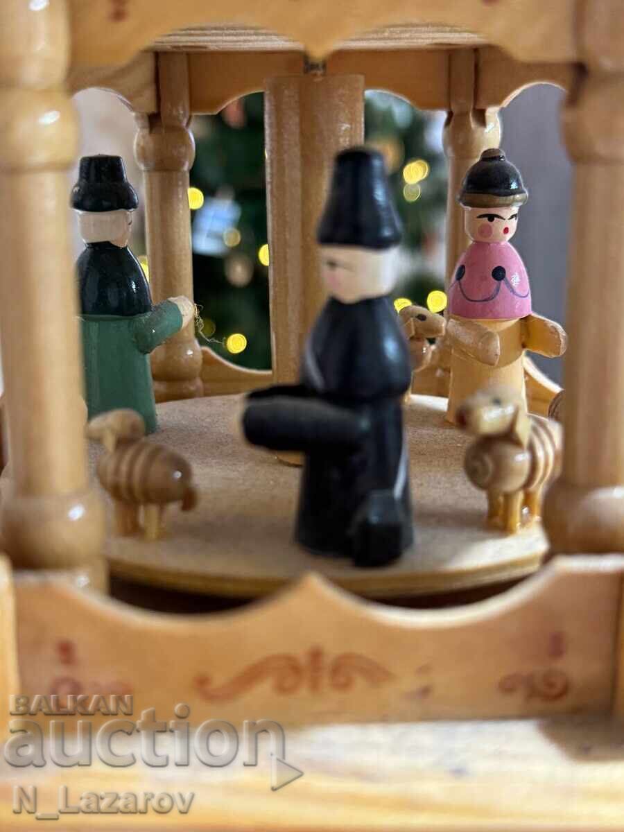 Παράδοση Παλιό αυτοκινούμενο ξύλινο γερμανικό παιχνίδι με κεριά Παράδοση Παλιό αυτοκινούμενο ξύλινο γερμανικό παιχνίδι με κεριά