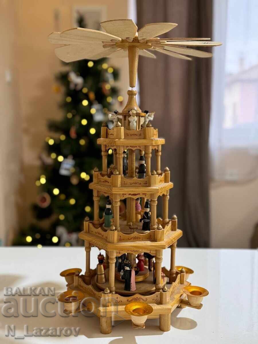 Παλιό αυτοκινούμενο ξύλινο γερμανικό παιχνίδι με κεριά Παλιό αυτοκινούμενο ξύλινο γερμανικό παιχνίδι με κεριά