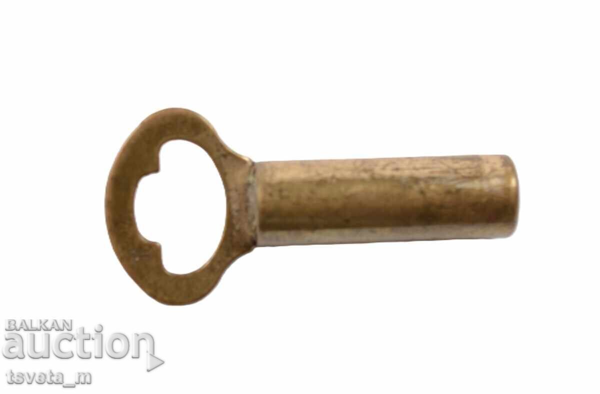 Старинна бензинова запалка с форма на ключ с цена € 7.67 | 15.00 лв.