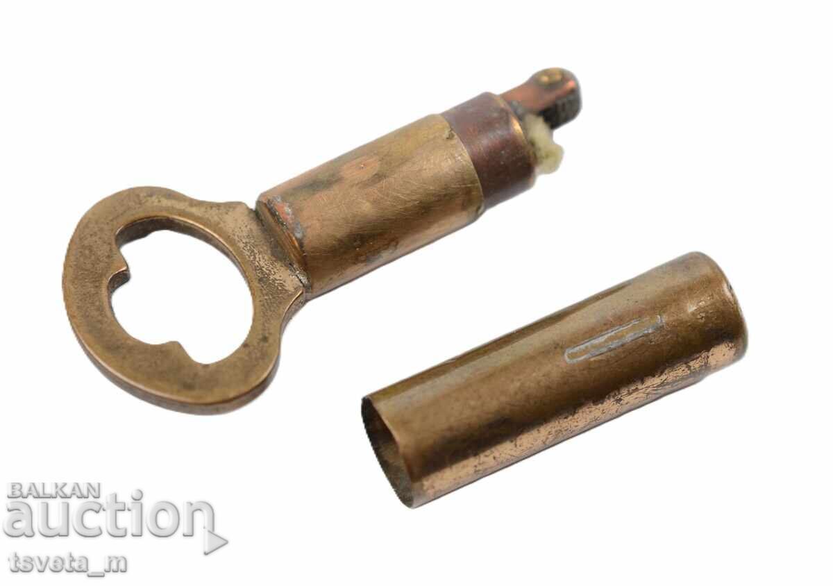 Старинна бензинова запалка с форма на ключ
