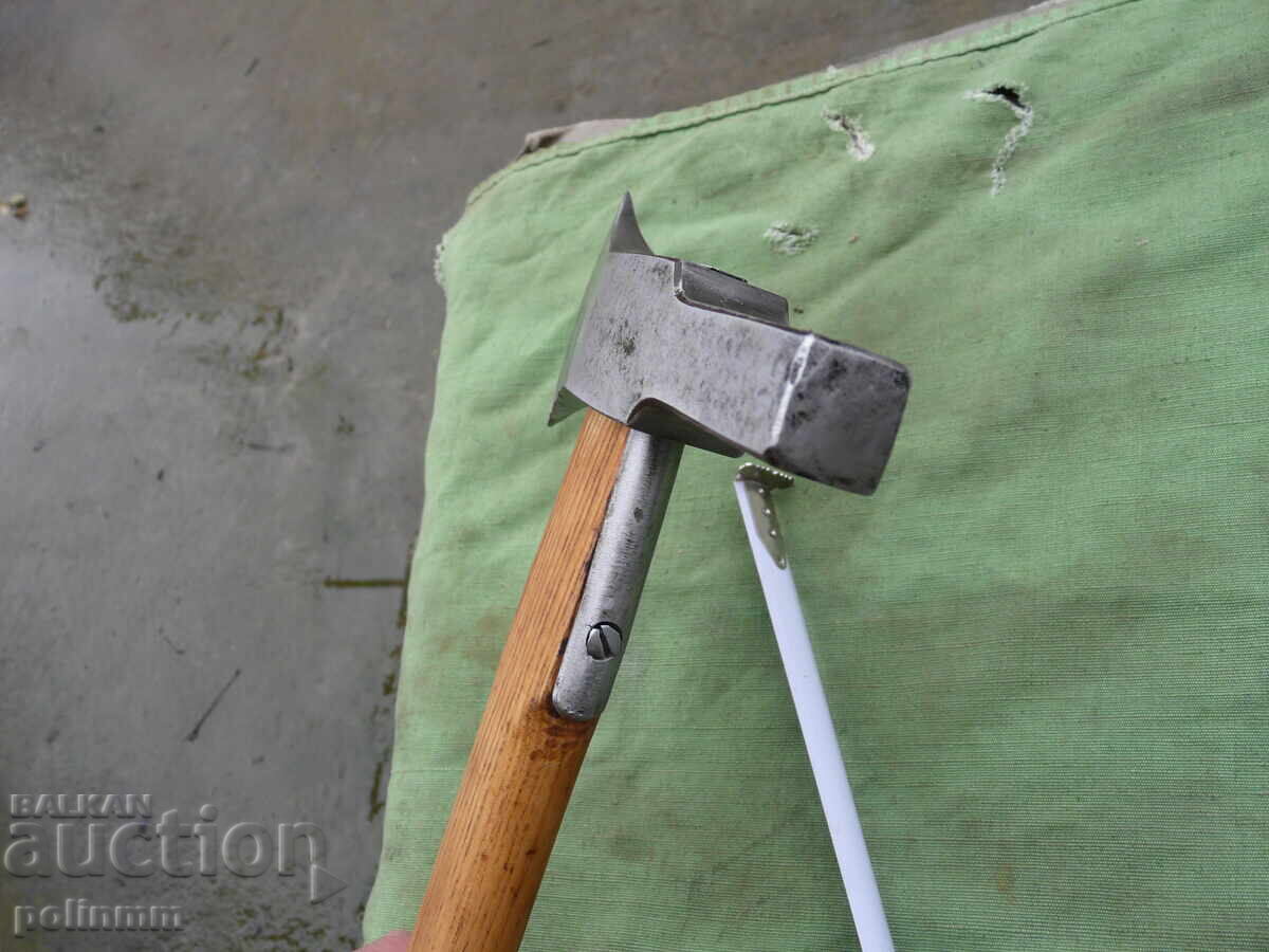 Auction  Old firefighter's axe - 590