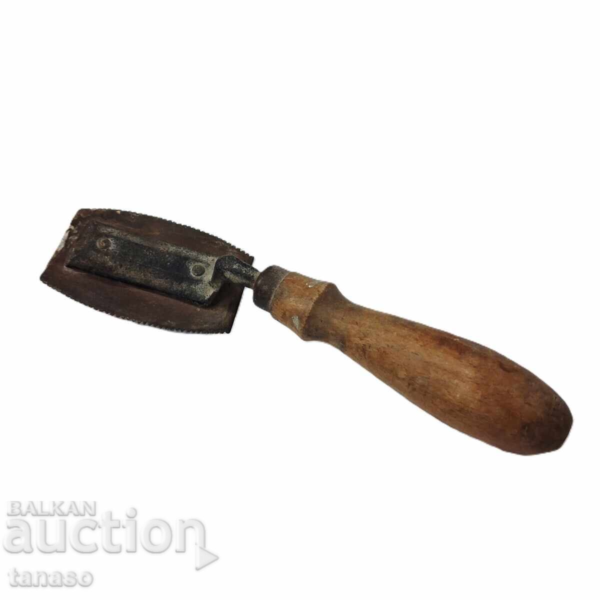 Ferăstrău vechi cu două tăișuri pentru furnir