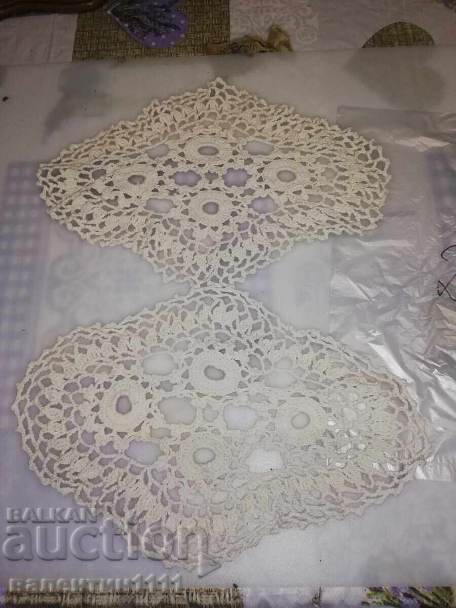 Căciulițe tricotate cu croșetă, două