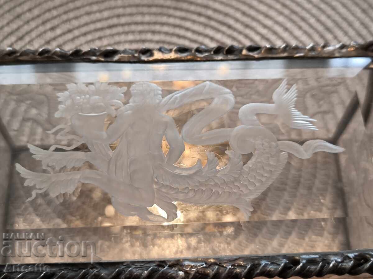 Cutie antică din sticlă artistică, Art Nouveau cu preț € 1789.52 | 3500.00 BGN