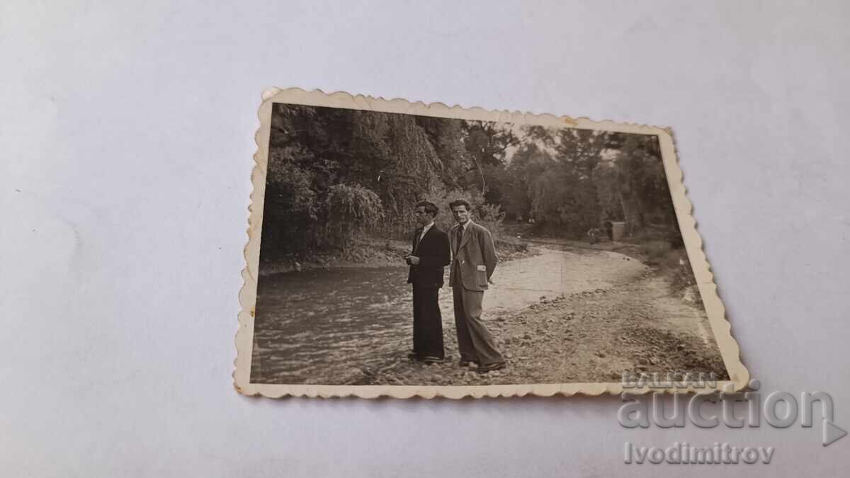 Снимка Двама млади мъже покрай реката