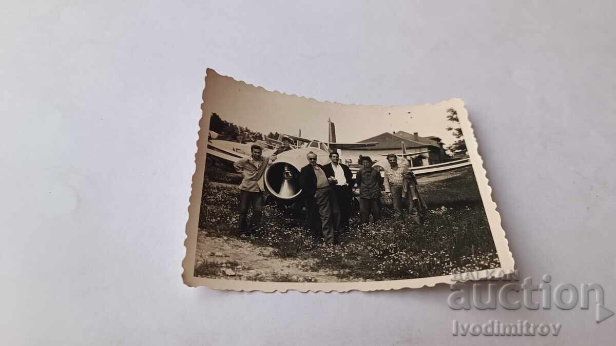 Снимка Петима мъже пред изтребител МИГ