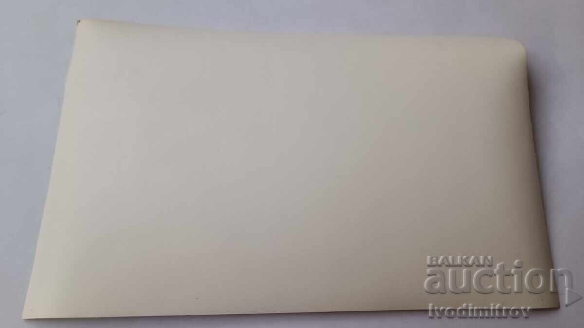 Снимка Мъже пред витлов пътнически самолет с цена € 1.46 | 2.86 лв.