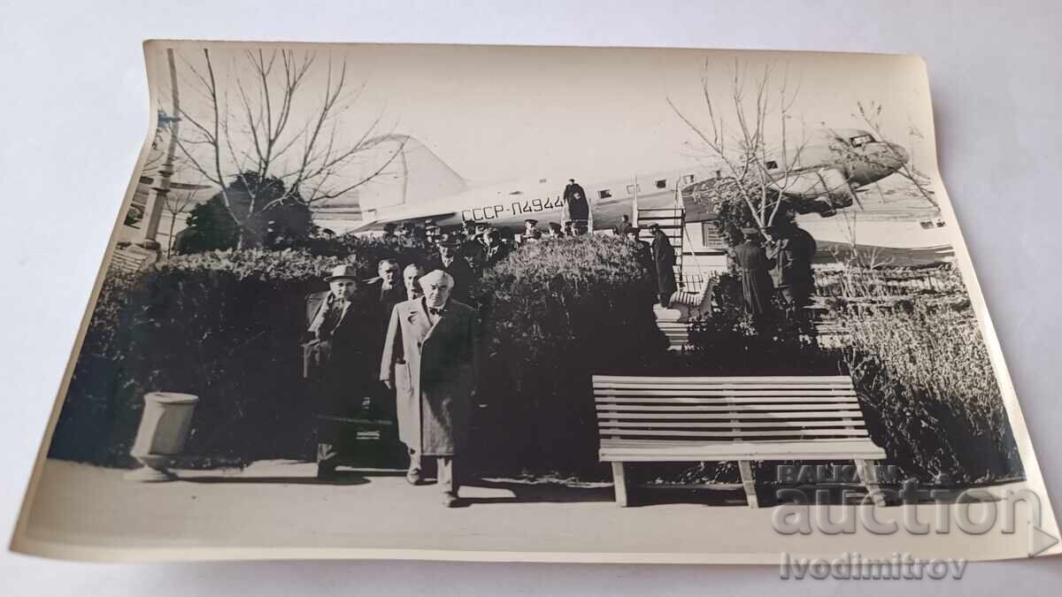 Снимка Мъже пред витлов пътнически самолет