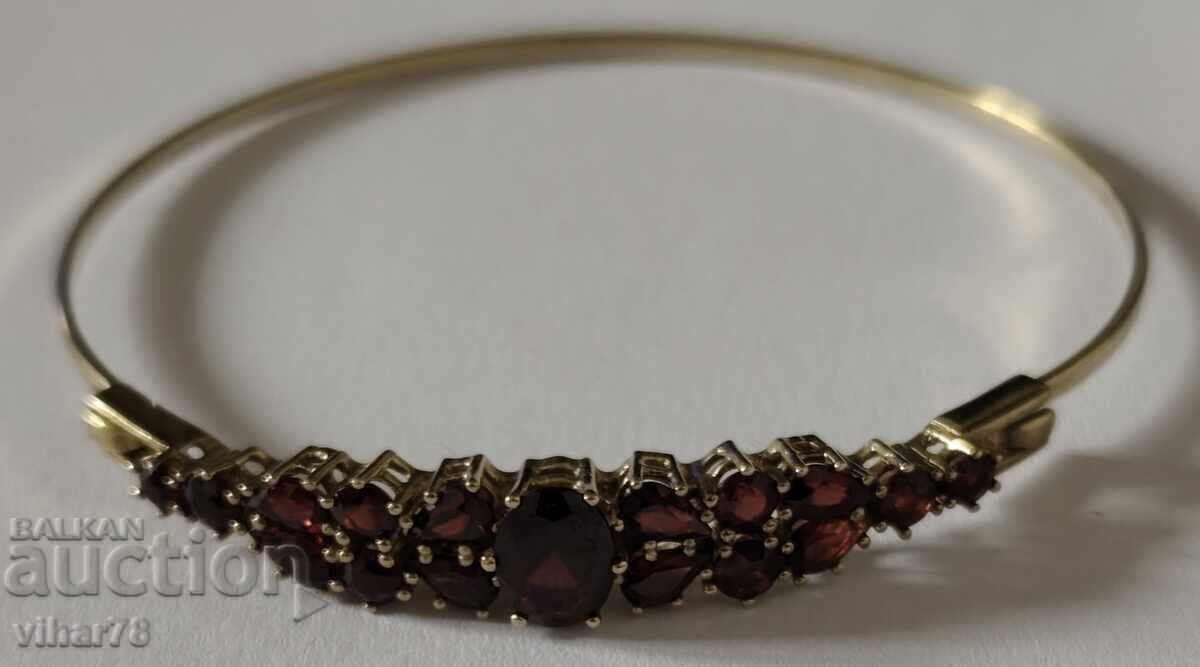Gold bracelet 8 karat with garnet