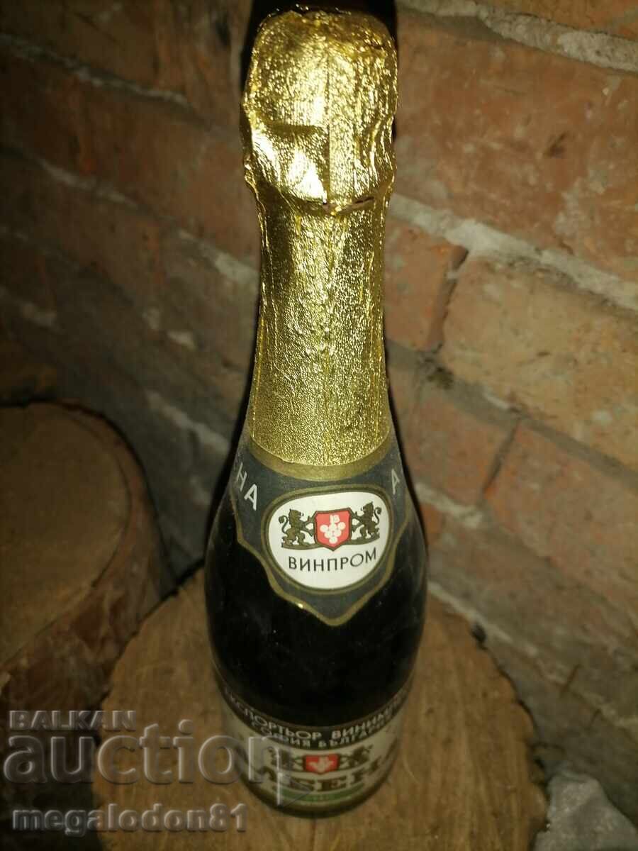 Șampanie veche "Albena" de pe vremea comuniștilor, pentru colecție Șampanie veche "Albena" de pe vremea comuniștilor, pentru colecție