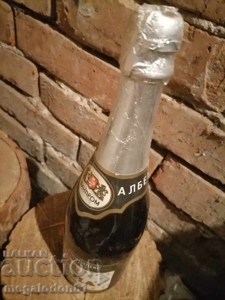 Șampanie veche "Albena" de pe vremea comuniștilor, pentru colecție Șampanie veche "Albena" de pe vremea comuniștilor, pentru colecție