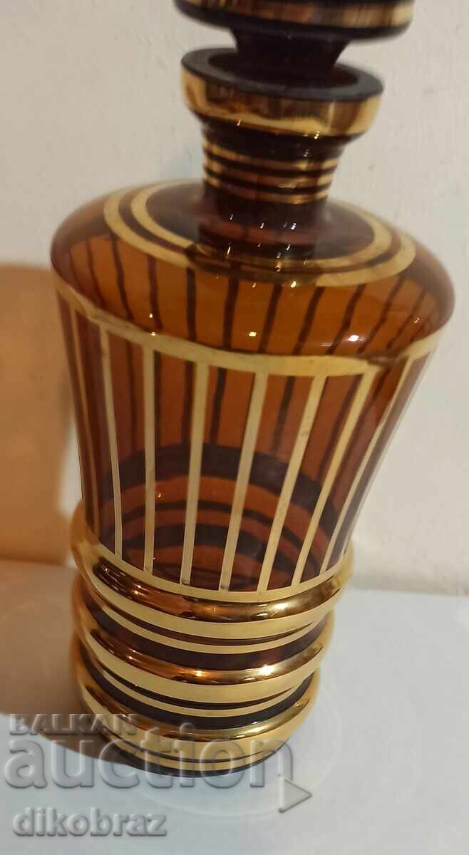 Γυάλινη καράφα με έγχρωμο γυαλί και χρυσά διακοσμητικά με τιμή € 2.56 | 5.01 BGN