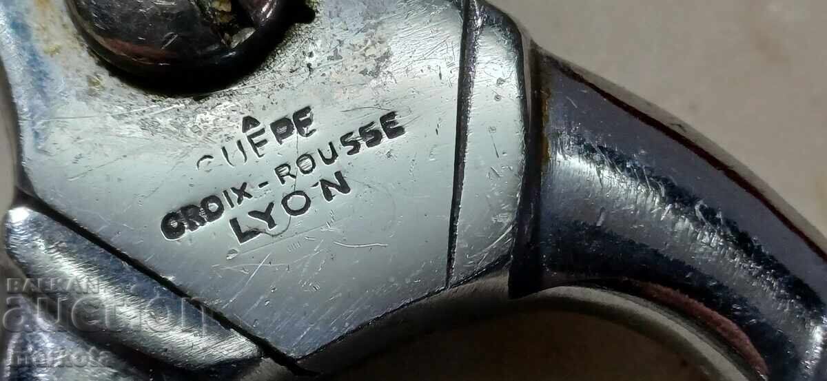 Delivery of Old French scissors for chickens and fish