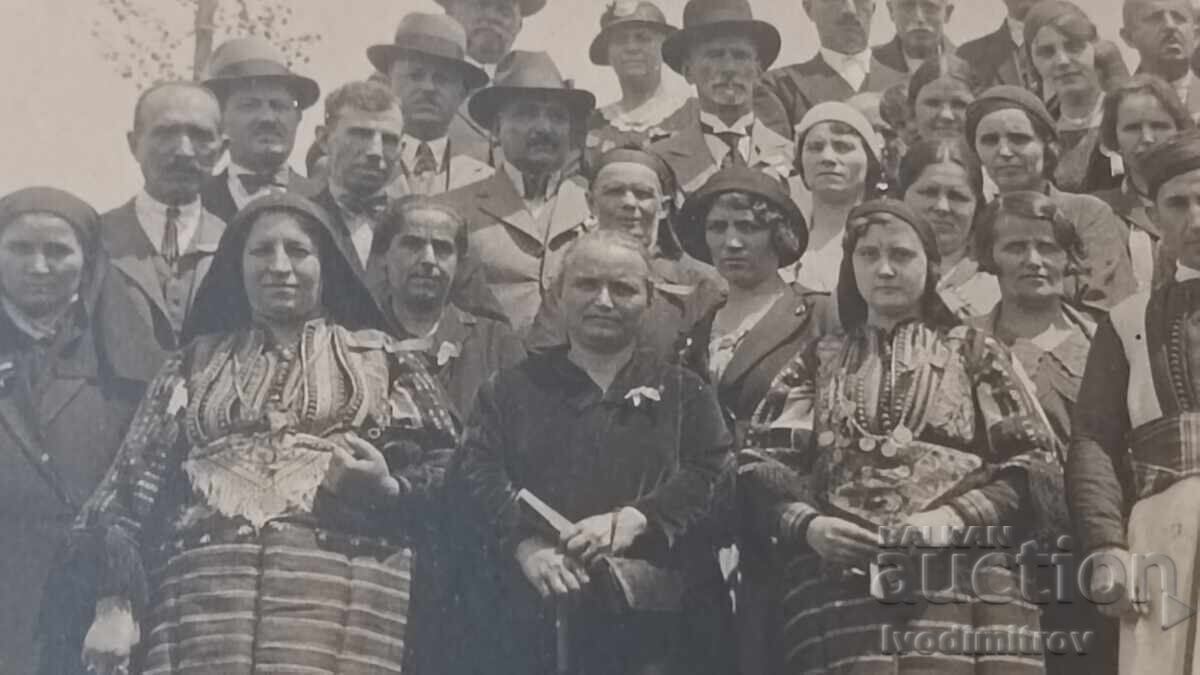 Φωτογραφία Άνδρες γυναίκες και παιδιά με τιμή € 1.25 | 2.44 BGN Φωτογραφία Άνδρες γυναίκες και παιδιά με τιμή € 1.25 | 2.44 BGN