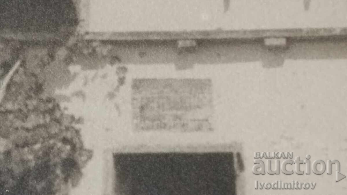 Fotografie Bărbați femei și copii în fața unei case țărănești vechi cu preț € 1.35 | 2.64 BGN Fotografie Bărbați femei și copii în fața unei case țărănești vechi cu preț € 1.35 | 2.64 BGN