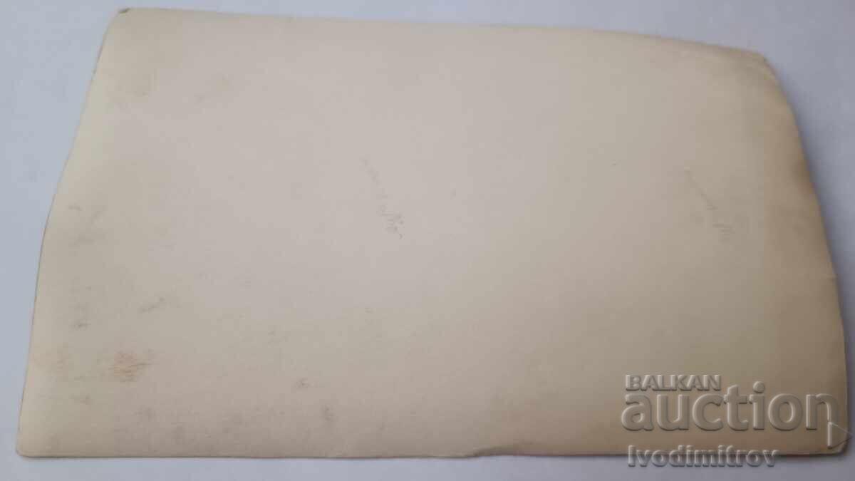 Licitație Fotografie Bărbați femei și copii în fața unei case țărănești vechi Licitație Fotografie Bărbați femei și copii în fața unei case țărănești vechi