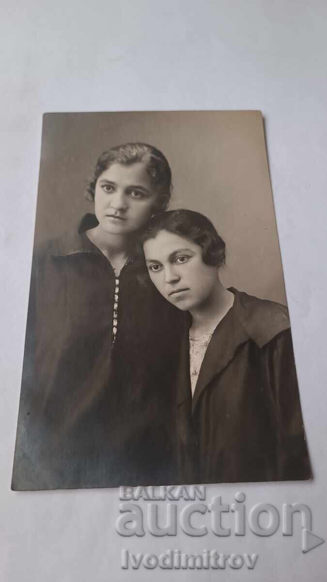 Снимка Ломъ Две млади момичета 1924