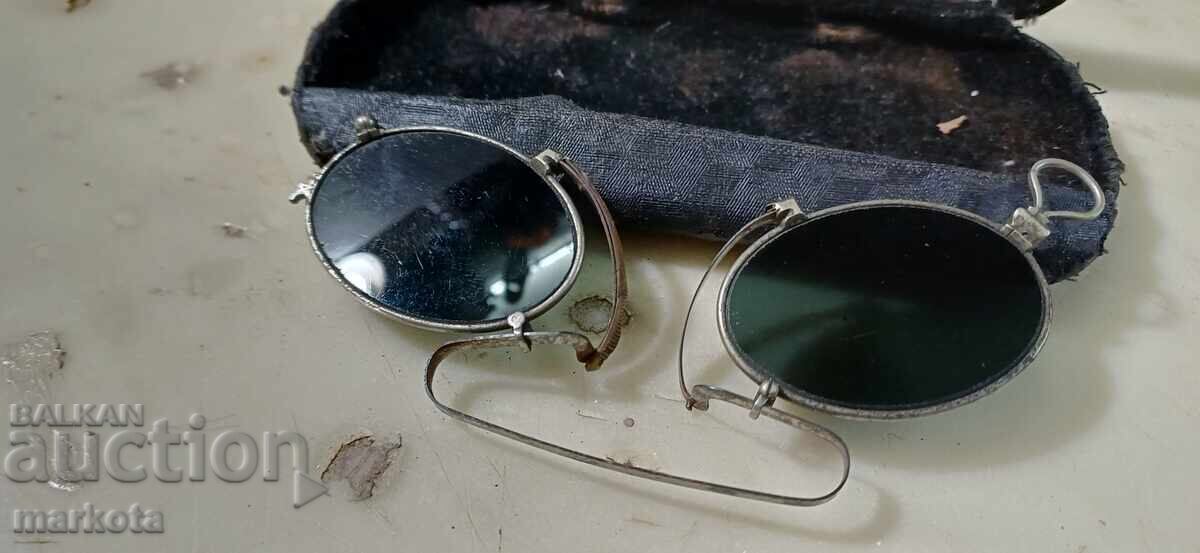 Livrarea Ochelari vechi francezi - cântec Livrarea Ochelari vechi francezi - cântec